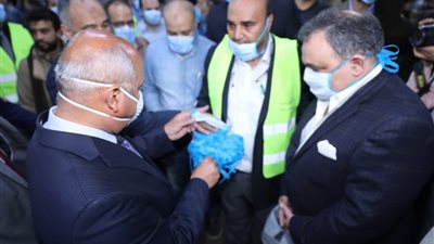 وزير النقل يشهد مبادرة رجال الأعمال لتوزيع 400 ألف كمامة مجانا في المترو (صور)