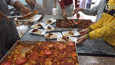 500 وجبة يوميًا.. وجبات فاخرة يقدمها مطبخ الخير ببني سويف للأسر الأولى بالرعاية | صور وفيديو 