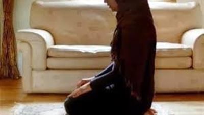 هل تجوز صلاة المرأة دون حجاب أمام زوجها؟.. دار الإفتاء تجيب 