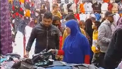 إقبال كبير على شراء الملابس من سوق التلات بفيصل | بث مباشر 