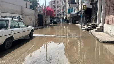 الشوارع غرقت.. كسر مفاجئ في خط المياه بشارع الراهيات بنجع حمادي| فيديو