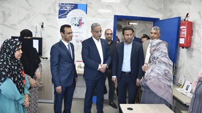 محافظ الفيوم يتفقد مشروعات خدمية وصحية بقريتي إلياس والنصارية بمركز