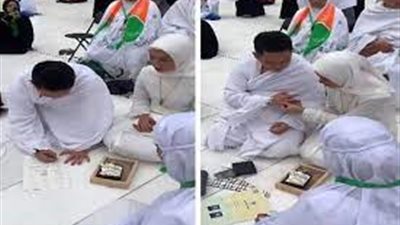 بملابس الحرم.. شاب يعقد قرانه على فتاة أمام الكعبة الشريفة| فيديو