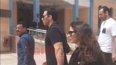 دنيا سمير غانم ورامي رضوان يساندان دينا الشربيني في جنازة والدها بمسجد المشير