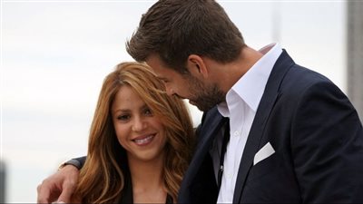 صحيفة إسبانية.. شاكيرا لم تغادر برشلونة بإرادتها.. ووالد بيكيه طردها من منزلها 