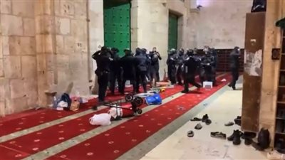 قبل انتهاء صلاة التراويح.. قوات الاحتلال تقتحم المسجد الأقصى مجددا وتعتدي بوحشية على المصلين
