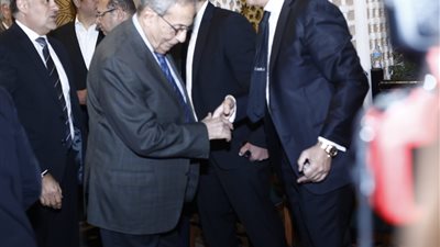 أشرف سالمان وعمرو موسى يؤديادن واجب العزاء في والدة زوجة المحامي الدكتور محمد حمودة