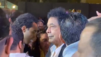 ازدحام وتكدس حول محمد منير بعد خروجه من حفل هل هلالك بدار الأوبرا | صور