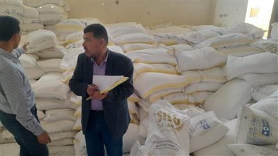 مصادرة 4 أطنان مواد غذائية بمصنع غير مرخص وتحرير 7 محاضر مخالفة بالمنيا