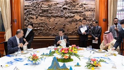 ناقشوا القضايا المشتركة.. مأدبة غذاء تجمع وزراء خارجية الصين والسعودية وإيران في بكين