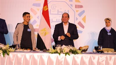 السيسي لـ أحد الأطفال: أوعى تبطل حلم.. ولما كنت بشوف مناطق صعبة كنت بقول لو إيدي طالت هعمل