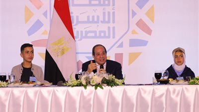 السيسي لطفل من مدينة الأسمرات: احلم واجري على حلمك وربنا هيحققه ويساعدك