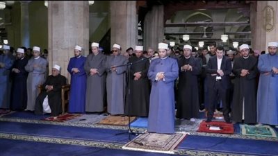 كامل العدد في منتصف رمضان.. آلاف المصلين يؤدون العشاء والتراويح بالجامع الأزهر‏