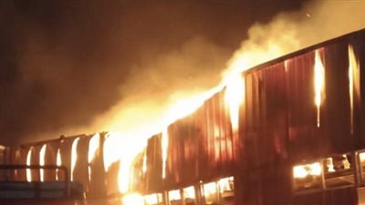 الدفع بـ 12 سيارة إطفاء للسيطرة على حريق شركة تعبئة الفاكهة بالبحيرة