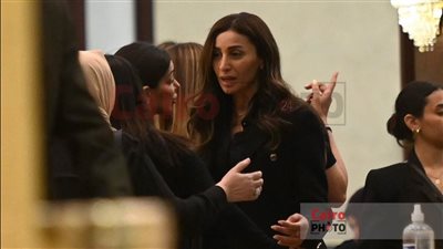 بدء عزاء والد دينا الشربيني.. وكريم عبد العزيز وأشرف زكي أول الحاضرين