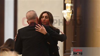 صدمة وحسرة.. الحزن يسيطر على دينا الشربيني في عزاء والدها بمسجد المشير طنطاوي | بث مباشر