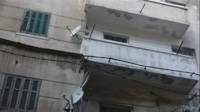 صدر قرار بإزالته منذ 24 عاما.. تفاصيل وفاة شخص وإصابة 3 آخرين في انهيار سقف عقار بالإسكندرية | بث مباشر