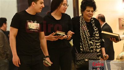 مستندة على عكاز.. إسعاد يونس تقدم واجب العزاء في والد دينا الشربيني