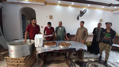 شباب ديروط يجهزون 350 وجبة إفطار يوميًا لتوزيعها على الأكثر احتياجا بالقرى المجاورة| فيديو وصور 