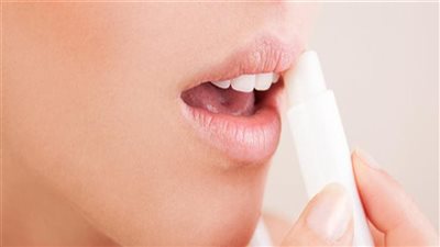  هل وضع مرطب الشفاه والكريمات والزيوت يبطل الصيام؟.. الإفتاء توضح