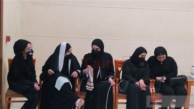 الحزن والصدمة يسيطران على بنات شيرين الطحان أثناء تلقيهن عزاء والدتهن بمسجد المشير