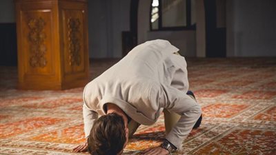 ما حكم الإيماء عند سجود التلاوة للمسافر في وسائل المواصلات؟.. الإفتاء تجيب 