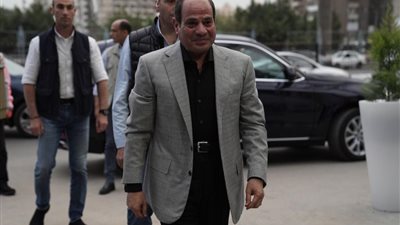 الرئيس السيسي يفاجئ قسم مدينة نصر أول بالزيارة 