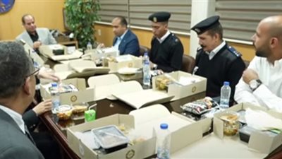 السيسي مع أحد المواطنين خلال تقديم بلاغ بقسم مدينة نصر أول: جاي تعمل محضر ليه؟