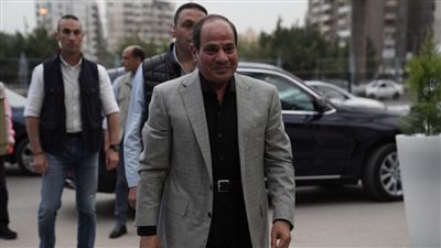 بدون موكب رئاسي.. أحمد موسى: الرئيس السيسي وصل إلى قسم مدينة نصر رفقة 3 سيارات فقط 