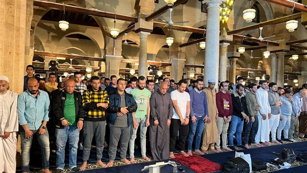 آلاف المصلين يؤدون