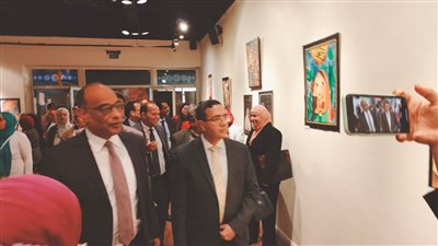 السفير الهندي بالقاهرة يفتتح معرض رسم لوحات من الهند.. ويتفقد أعمال معلمي التربية