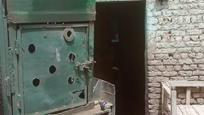 كانت تنتظر أذان المغرب فسقظ منزلها.. سيدة تروي تفاصيل اصطدام قطار قصب السكر بمنزلها بأسوان 