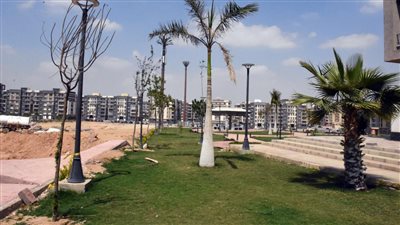 رئيس جهاز القاهرة الجديدة يوجه بتكثيف أعمال النظافة بالمربعات السكنية والمسطحات الخضراء