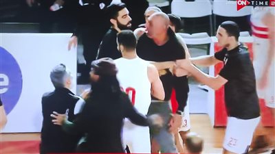 اشتباك بين مدرب الزمالك ولاعب الأهلي في نصف نهائي سوبر السلة│صور