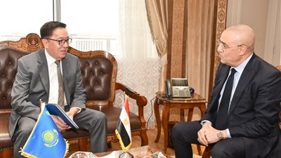 سفير جمهورية كازاخستان بالقاهرة يشيد بالتجربة العمرانية المصرية 