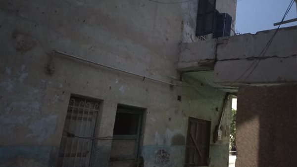 شقوق تهدد سلامة مبنى