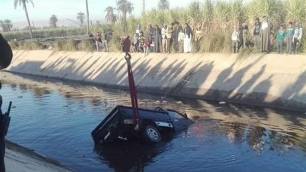 غرق سيارة يترعة