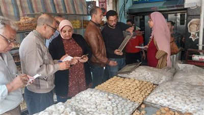  قبل العيد.. إعدام مواد غذائية غير صالحة للاستهلاك خلال حملات رقابية بالإسكندرية 