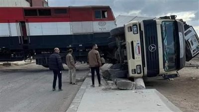 اصطدام قطار بضائع بعربة نقل في ميناء دمياط