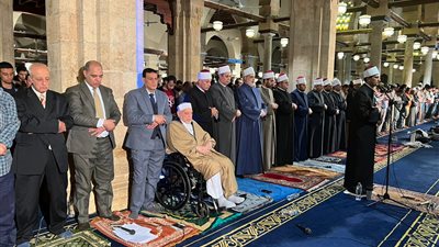 في الليلة الوترية الأولى من العشر الأواخر.. آلاف المصلين يؤدون التراويح بالجامع الأزهر