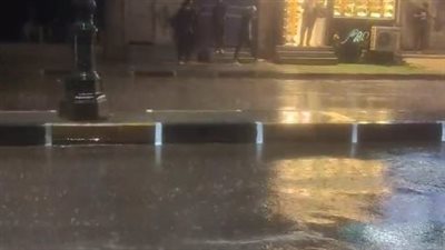 بالتزامن مع أولى الليالي الوترية.. أمطار غزيرة ورعدية تضرب المدن والمحافظات | بث مباشر 