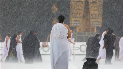 سقوط ثلوج وأمطار على الحرم وغلق مدارس وجامعات بسبب الطقس في السعودية | صور