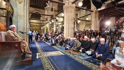 في أول ظهور بعد الوعكة الصحية.. أحمد عمر هاشم: اقتدوا بهدي النبي في إحياء العشر الأواخر