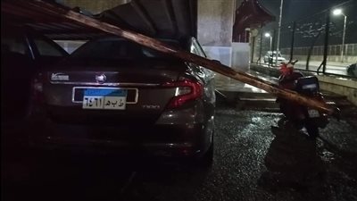 سقوط عمود إنارة ومظلة على عدد من السيارات نتيجة موجة الطقس السيئ ببورسعيد | صور
