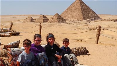 مصر تحقق أمنية 3 أطفال كنديين وتدعوهم لزيارة الأهرامات قبل فقدان بصرهم.. ومصدر: الزيارة تستمر لمدة أسبوع 