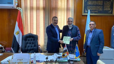 بعد تقنين أوضاعهم بالقانون الجديد.. منح 5 رخص لمحال تجارية بشرق الإسكندرية 