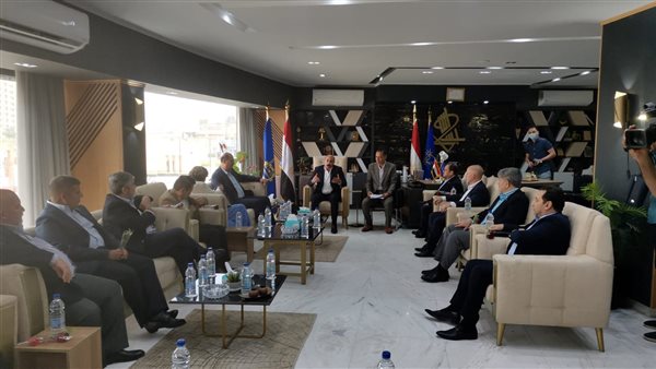 محافظ أسوان مع السفراء