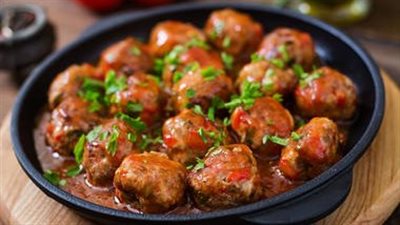 فطار اليوم.. طريقة عمل كرات اللحمة بصوص الطماطم