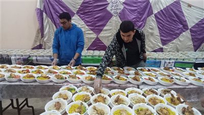 فراخ وكاسترد.. أهالي قرية طبهار بالفيوم يشتركون في تجهيز 300 وجبة إفطار يوميا
