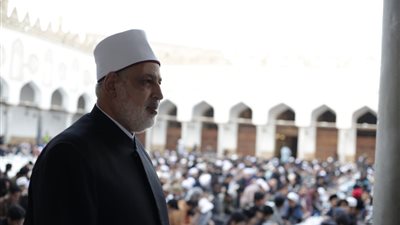 وكيل الأزهر يتفقد تجهيزات الإفطار الجماعي بالجامع الأزهر.. والطلاب الوافدون يعمرون أوقاتهم بتلاوة القرآن